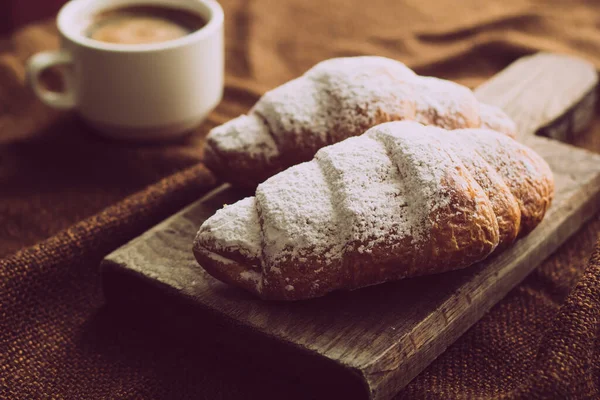 Pan Cruasán Una Taza Con Una Bebida Caliente Mesa — Foto de Stock