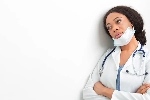 一个疲惫的非洲裔美国女医生的画像 穿着白衣戴口罩的可悲护士 — 图库照片