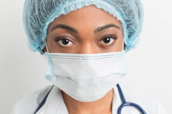 一个戴着医疗保护面具的非洲裔美国女医生的画像 一个黑人护士的脸四 后续行动 — 图库照片