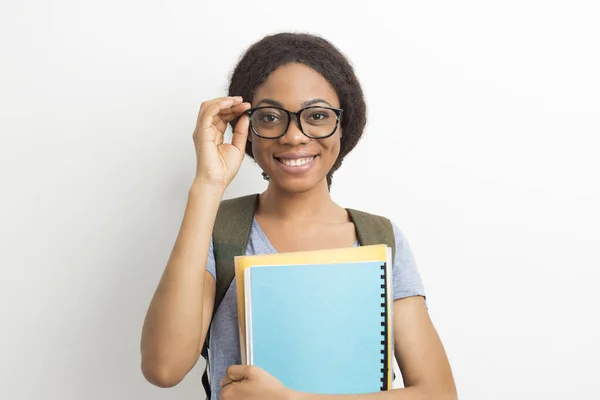 아프리카계 미국인 여학생이 안경을 가방을 — 스톡 사진