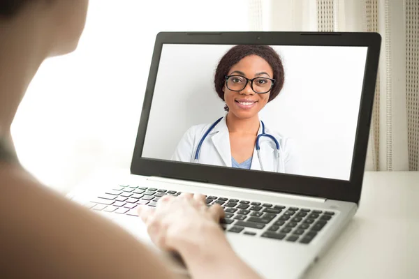 Läkaren Konsulterar Nästan Patienten Den Bärbara Skärmen Afroamerikansk Kvinna Online — Stockfoto