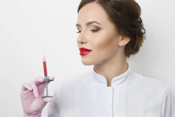 Portret Kobiety Lekarza Kosmetyczki Trzymającej Strzykawkę Wstrzyknięciem Ręce Powiększenie Ust — Zdjęcie stockowe