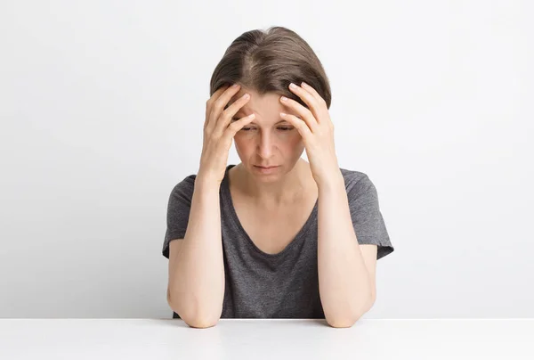 Triste Joven Pensativa Está Sentada Mesa Dolor Cabeza Fatiga — Foto de Stock