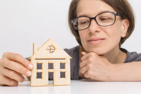 Uma Mulher Sonha Com Sua Casa Conceito Seguro Imobiliário Investir — Fotografia de Stock