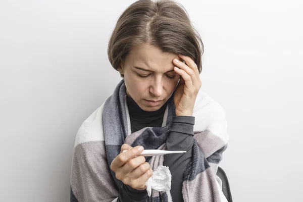 Soğuk Almış Hasta Bir Kadın Termometreye Bakar — Stok fotoğraf