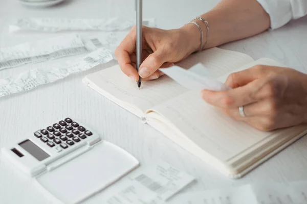 Mujer Contando Con Calculadora Escritura Libro Texto Imagen Recortada — Foto de Stock