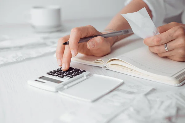 Mujer Contando Con Calculadora Escritura Libro Texto Imagen Recortada — Foto de Stock