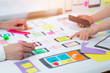 Yenilikçi mobil uygulama ve mahsul üzerinde çalışan meslektaşlar