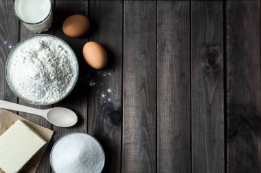 Tahta masadaki farklı malzemeler. 