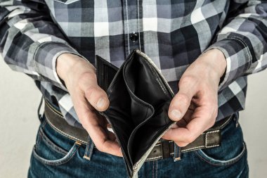 Cüzdanı boş bir adamın kısmi görüntüsü 