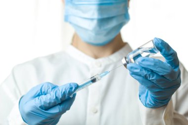 Kadın doktorun şırıngayla seçmeli odak noktası