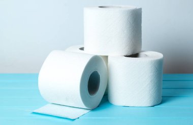 Tahta yüzeyde tuvalet kağıdı 