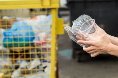Plastik çöpleri sıralayan kadın.
