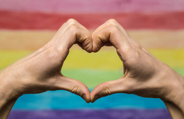 Женщина, занимающаяся любовью символ перед lgbt флаг обрезанный выстрел