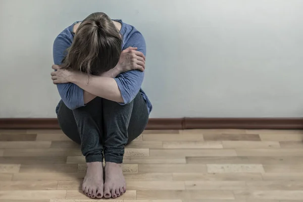 Eenzame Depressieve Vrouw Kamer — Stockfoto