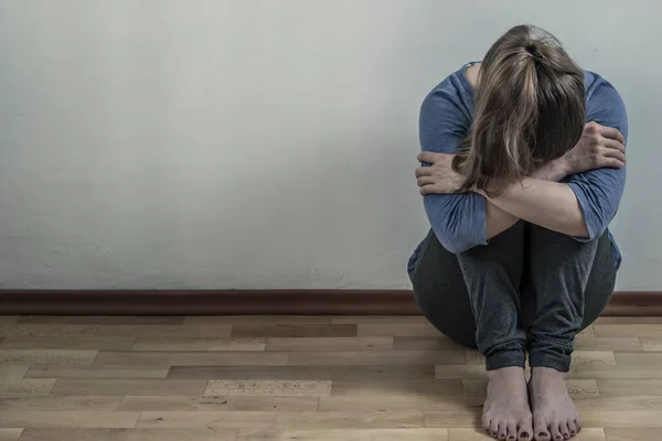 Femme Seule Déprimée Assise Dans Chambre — Photo