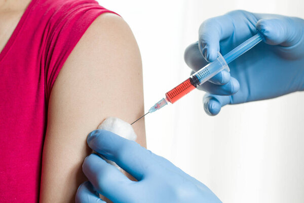 Врач делает инъекции женщине 