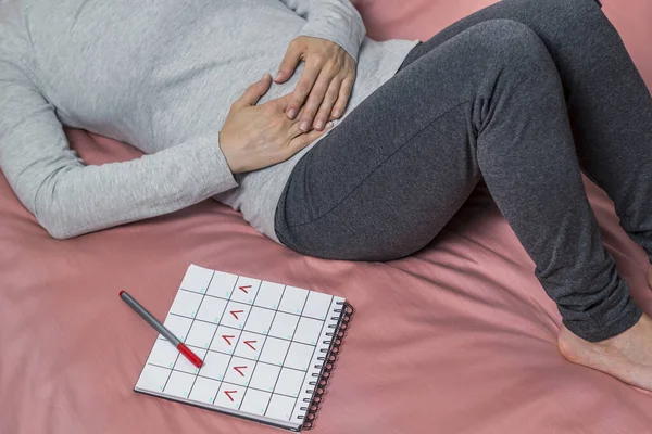 Frau Spürt Menstruationsschmerzen Bauch — Stockfoto