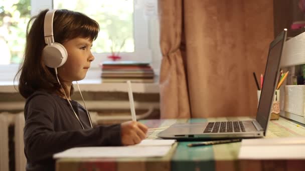 Una Colegiala Está Estudiando Línea Usando Una Computadora Portátil Mientras — Vídeos de Stock