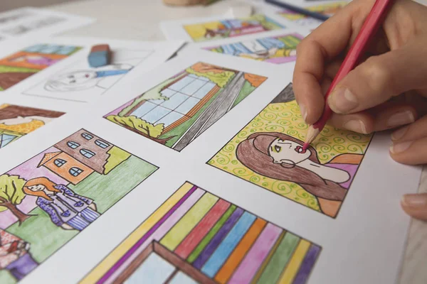 Animator Malarz Rysuje Kolorowy Storyboard Komiksu Lub Filmu Ilustrator Siedzący — Zdjęcie stockowe