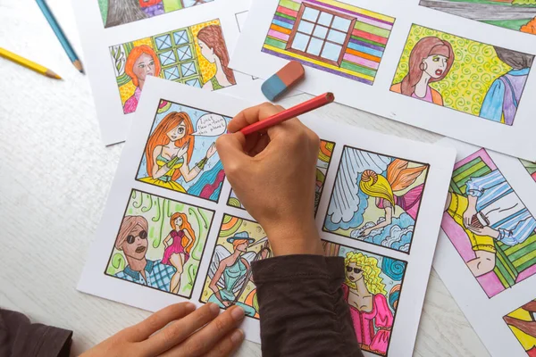 Renkli Bir Çizim Tahtası Çizer Kağıt Üzerinde Çizgi Roman Yaratır — Stok fotoğraf