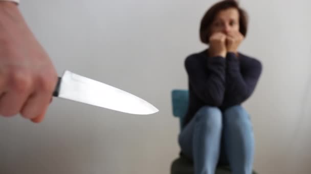 Gros Plan Vidéo Main Homme Avec Couteau Femme Assis Sur — Video