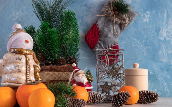 Noel Noel nesneleri bir Noel ağacı ve bir kardan adam bileşimi. Yeni yıl dekorasyon. Mandalina ile Trabzon hurması. Noel.