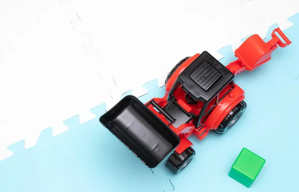 Auf der Spielmatte Traktor. Spielzeug für kleine Kinder. Lernspielzeug. Frühe Entwicklung. — Stockfoto