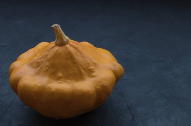 Beyaz arka plan üzerinde izole sarı pattypan squash. Bir kabak cucurbit Üstten Görünüm