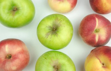 Elma, nektarin, beyaz arka plan üzerinde izole meyve toplama üstten görünüm. yararlı meyve.