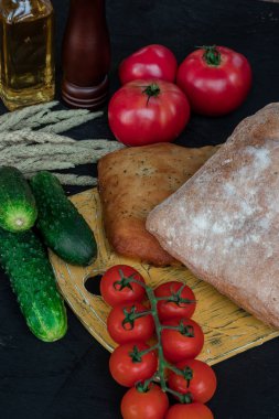 Mutfak masasındaki sepette sebzeli kompozisyon.