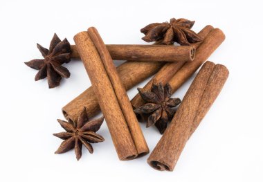 Beyaz arka planlı portre üzerinde izole tarçın sopa ve anasonu baharat