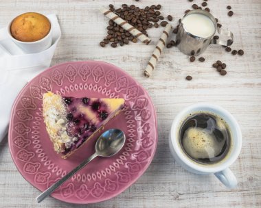 Tatlı kahve ile ışık ahşap arka plan üzerinde süzme peynir ve yaban mersini. Yaz meyve tatlı.