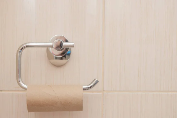 Rollo Vacío Soporte Papel Higiénico Con Pared Verde Blanca Fondo — Foto de Stock