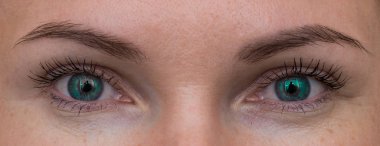 Makro çekim ile mavi kadının göz makyajı temizleyin