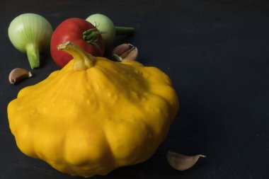 Taze organik mevsimlik sebze - kabak, kabak, ahşap arka plan üzerinde kırmızı pancar