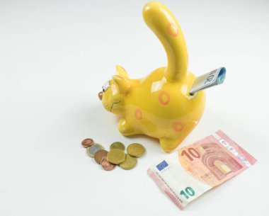 Kumbara closeup, para ve finans kavramları. Euro para birimiyle fotoğrafı