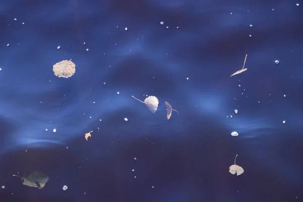 Arka plan deniz su yüzeyine vurdu. su yüzeyinde güneşin parlamasını.