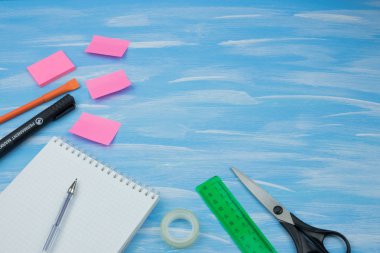 Sarı zemin üzerine okul aksesuarları. En az tarzı. Düz yatıyordu. Uzay kopyalayın. Üstten Görünüm