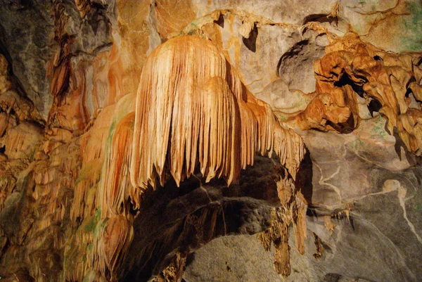 Vackra Belysta Grottan Formationer Och Stalaktiter Insidan Michaels Grotta Gibraltar — Stockfoto