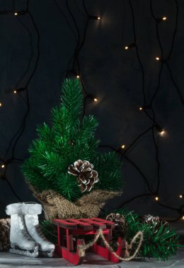 Moskova sarı ve kırmızı topları ile Noel ağaçları