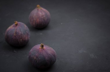 karanlık bir arka plan üzerinde pirinç. incir beton üzerinde. yan görünüm