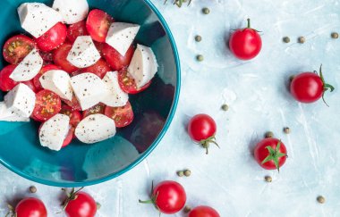 İtalyan gıda maddeleri - mozzarella peyniri, domates fesleğen