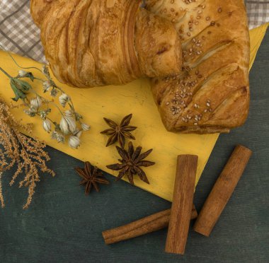 Kahvaltı Continental birçok taze kruvasanlar çikolata ve metin için mavi bir arka plan lezzetli pişirme üst görünüm Kopyala yer sosu ile birlikte