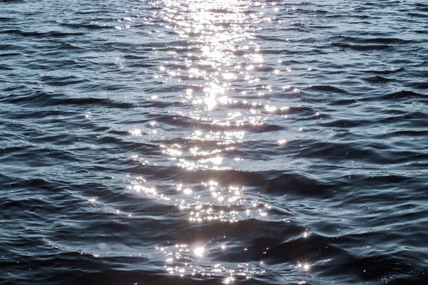 Arka plan deniz su yüzeyine vurdu. Güneşin yüzeyinde parlama