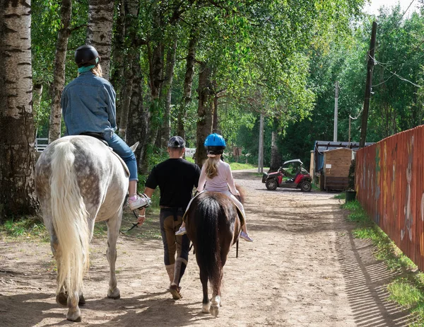 Frau Führt Pferd Auf Weide Reitpferd Mit Reiterin Nach Trainingsmarsch — Stockfoto