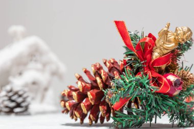 Noel ağacı oyuncak yumru yaldızlı melek makro ile. Noel ve yeni yıl tebrik için arka plan. tatil kartı. Arka plan bulanık.