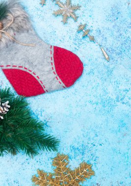 Noel tatil kompozisyon kopya alanı metni ile mavi bir arka plan üzerinde süsler. Yılbaşı dekorasyonu. hediyeler için çorap. kar tanesi