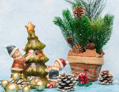 Noel kartpostalı dekorasyon. Noel ağacı oyuncak çocuk ile kapatın. Noel kartpostalı kompozisyon. Yatay görünüm.