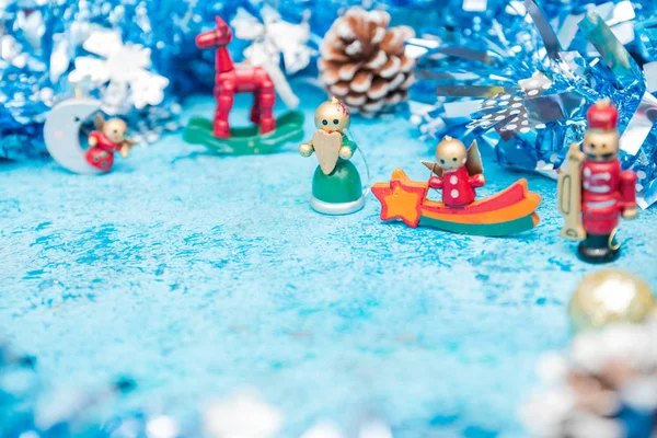 Weihnachtskomposition Aus Kleinen Weihnachtsfiguren Mit Blauem Lametta Horizontale Ansicht Kopieren — Stockfoto